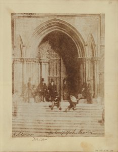 Un grupo de hombres en la entrada sur de la Catedral de York de Sir David Brewster